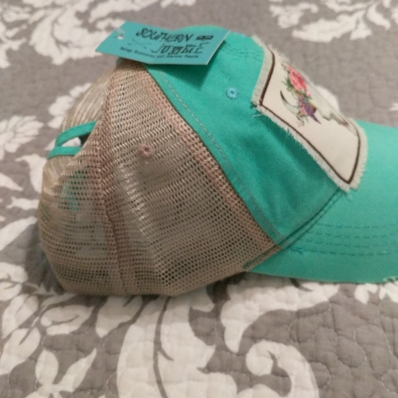 New ball cap With Ponytail Slot - Picture 4 of 5